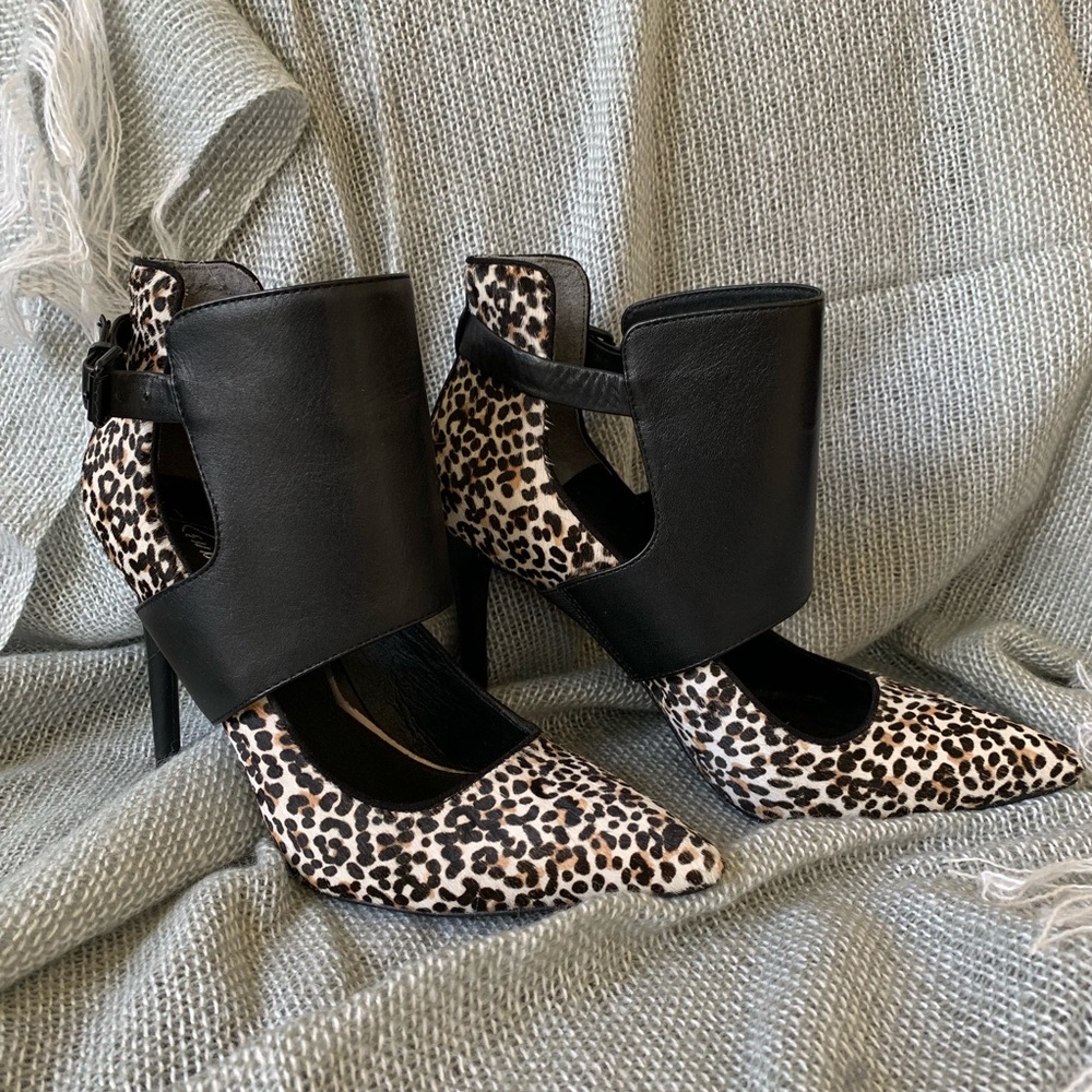 Kenneth Cole New York Bonnet Ankle Cuff Pump